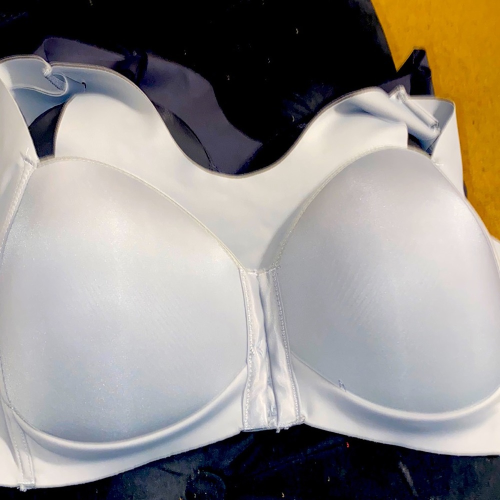 #46 Woman bra l